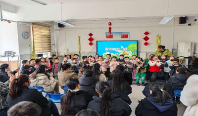 春暖花开  与爱同行 ——平东幼儿园庆三八主题活动